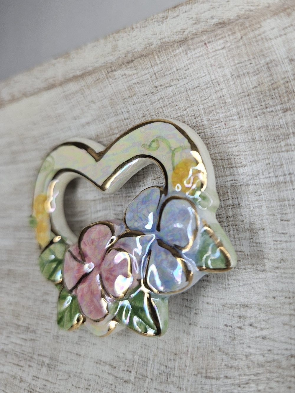 Vintage Iridescent Ceramic Floral Heart Brooch – Hand-Painted Excellent Cond. - Picture 3 of 8